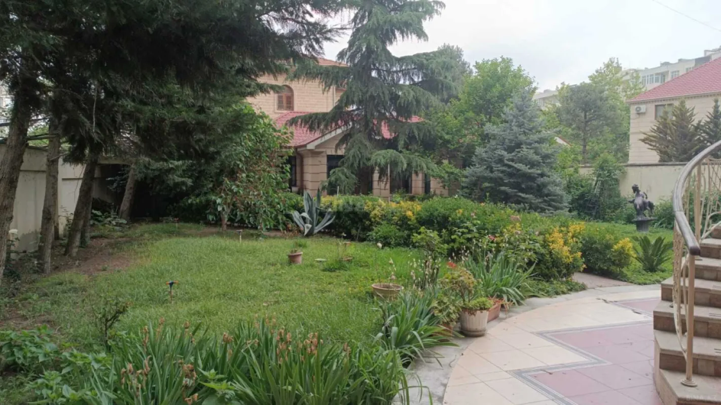 Satılır 8 otaqlı həyət evi 800 m²