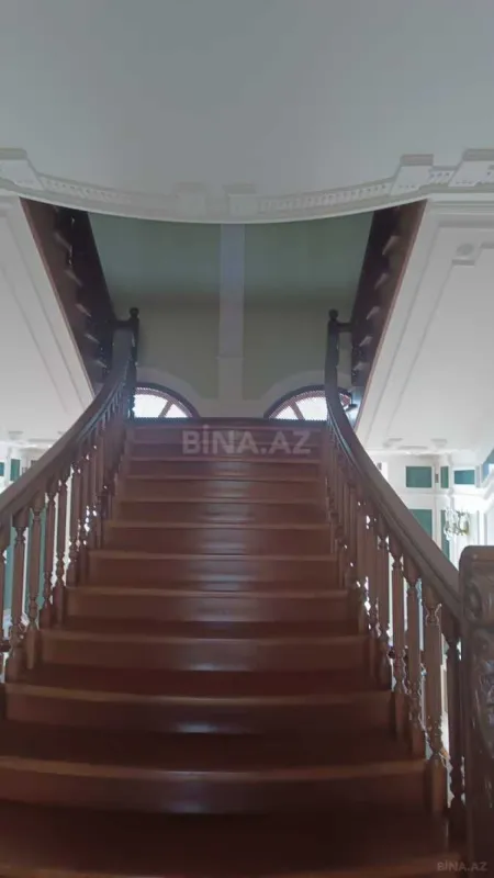 Satılır 8 otaqlı həyət evi 800 m²