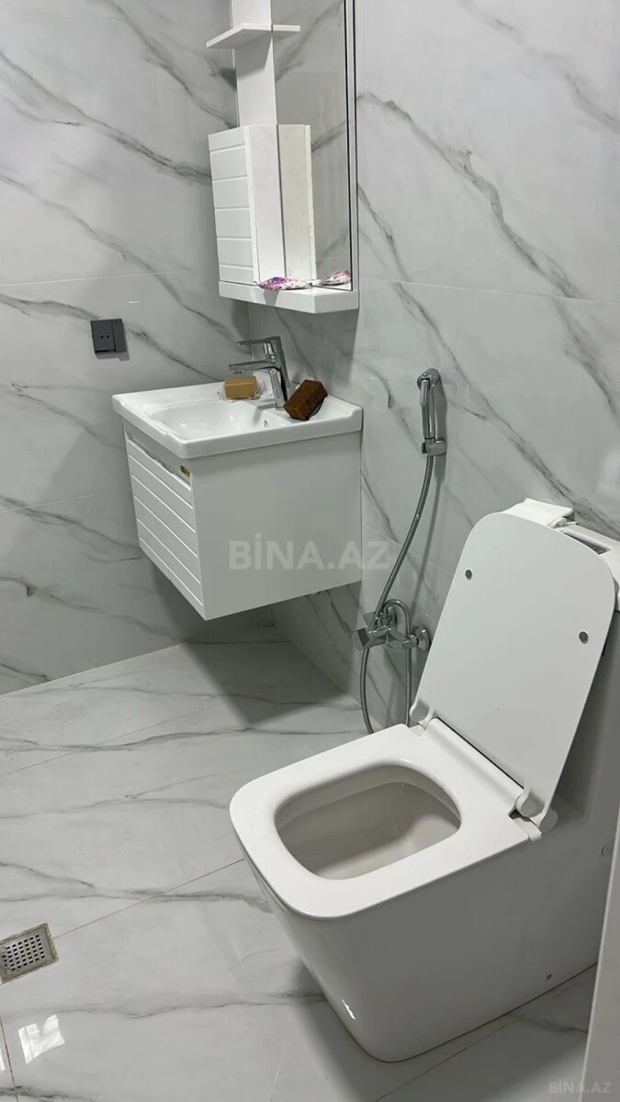 Kirayə verilir 2 otaqlı mənzil 75 m²