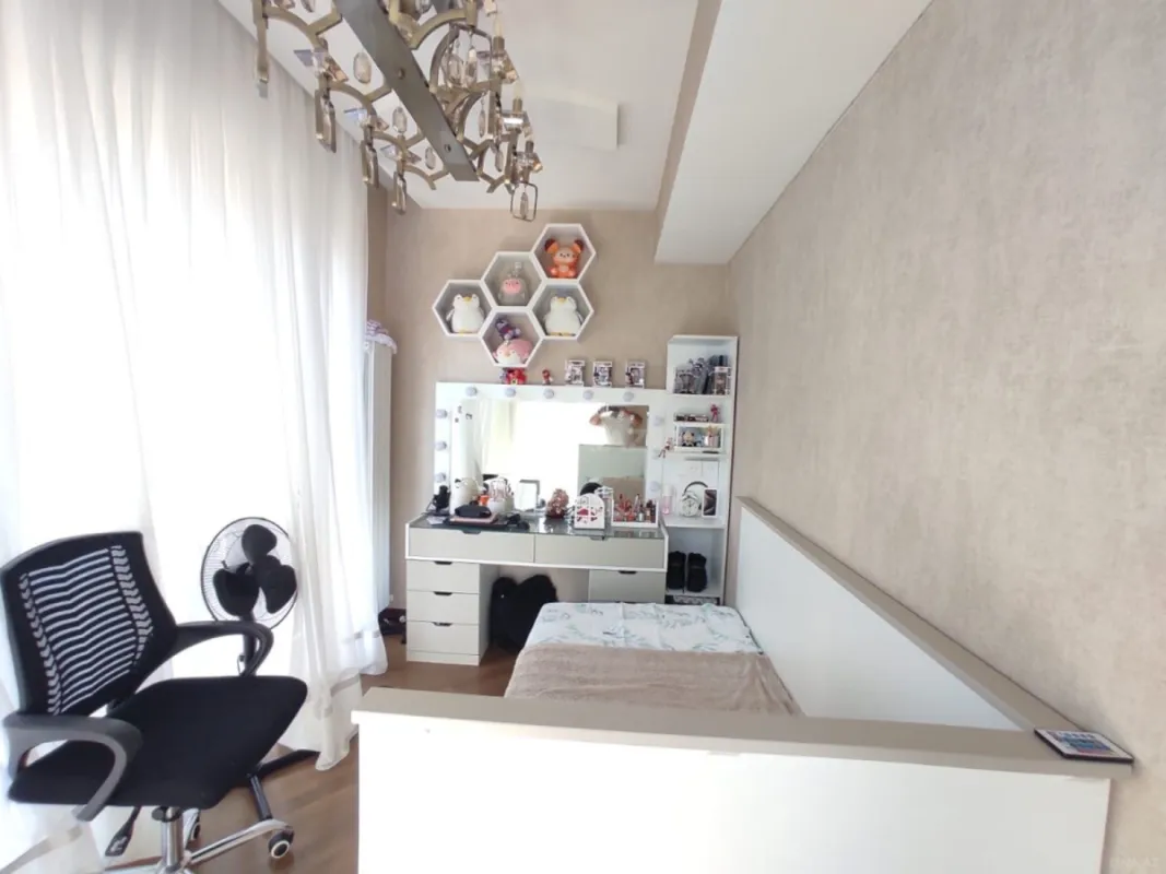 Satılır 4 otaqlı mənzil 183 m²