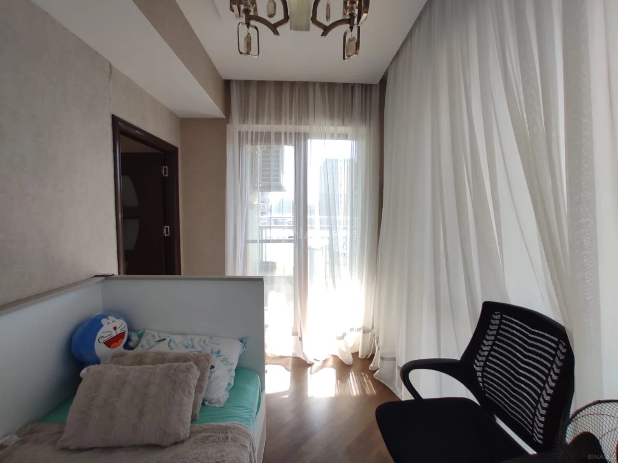 Satılır 4 otaqlı mənzil 183 m²