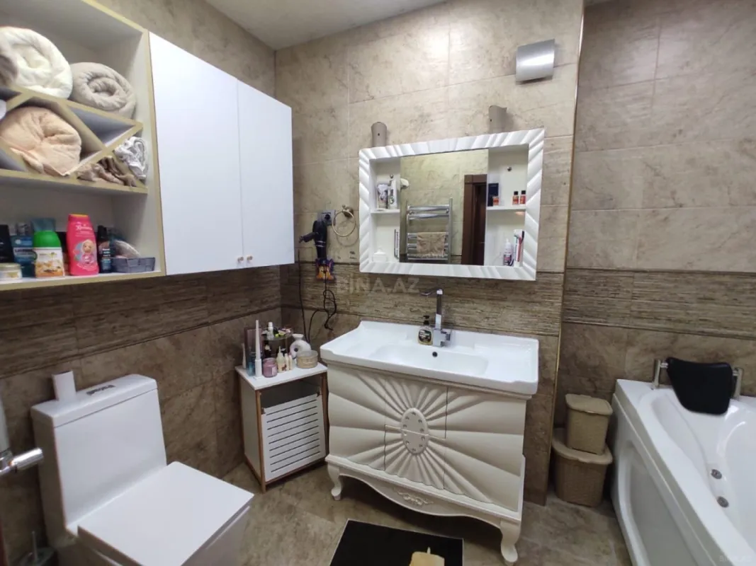 Satılır 4 otaqlı mənzil 183 m²