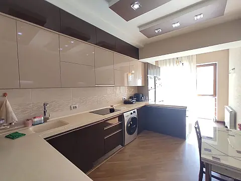 Satılır 4 otaqlı mənzil 183 m²