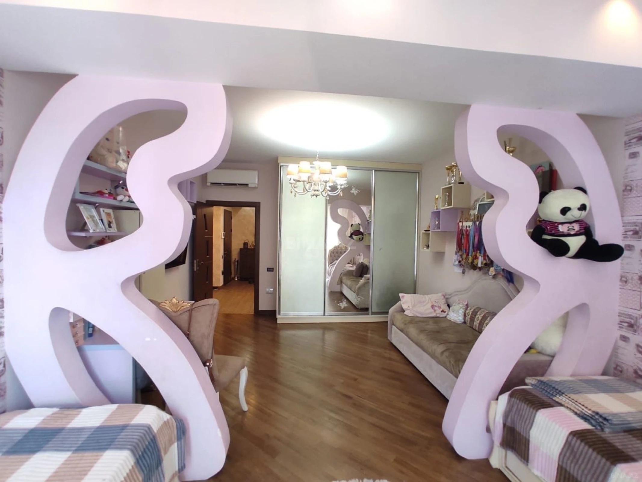 Satılır 4 otaqlı mənzil 183 m²