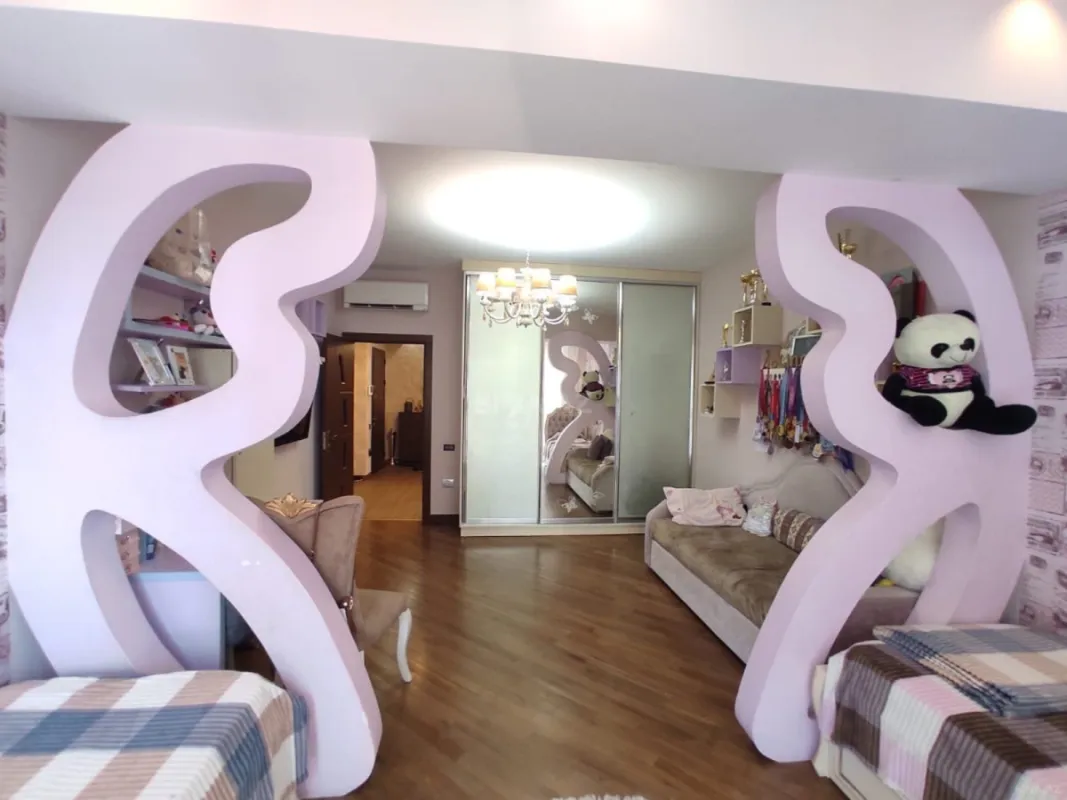 Satılır 4 otaqlı mənzil 183 m²