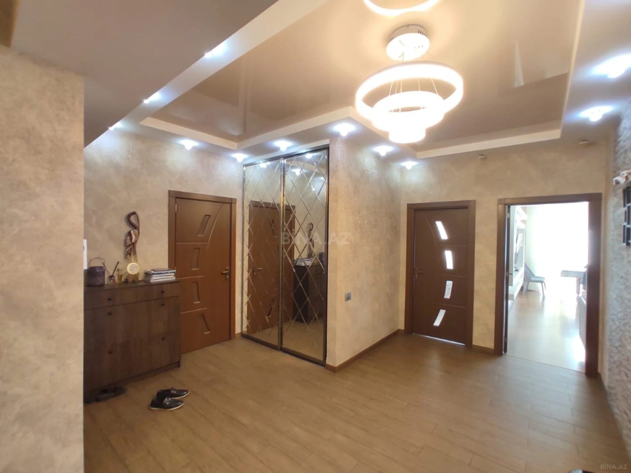 Satılır 4 otaqlı mənzil 183 m²