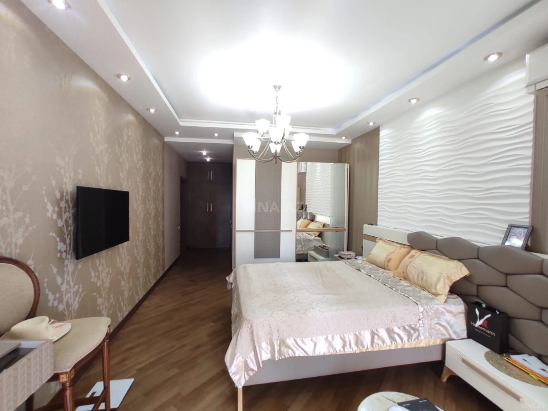 Satılır 4 otaqlı mənzil 183 m²