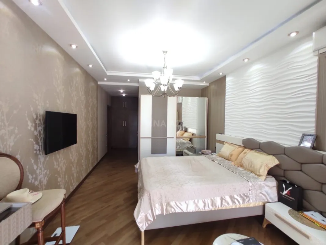 Satılır 4 otaqlı mənzil 183 m²