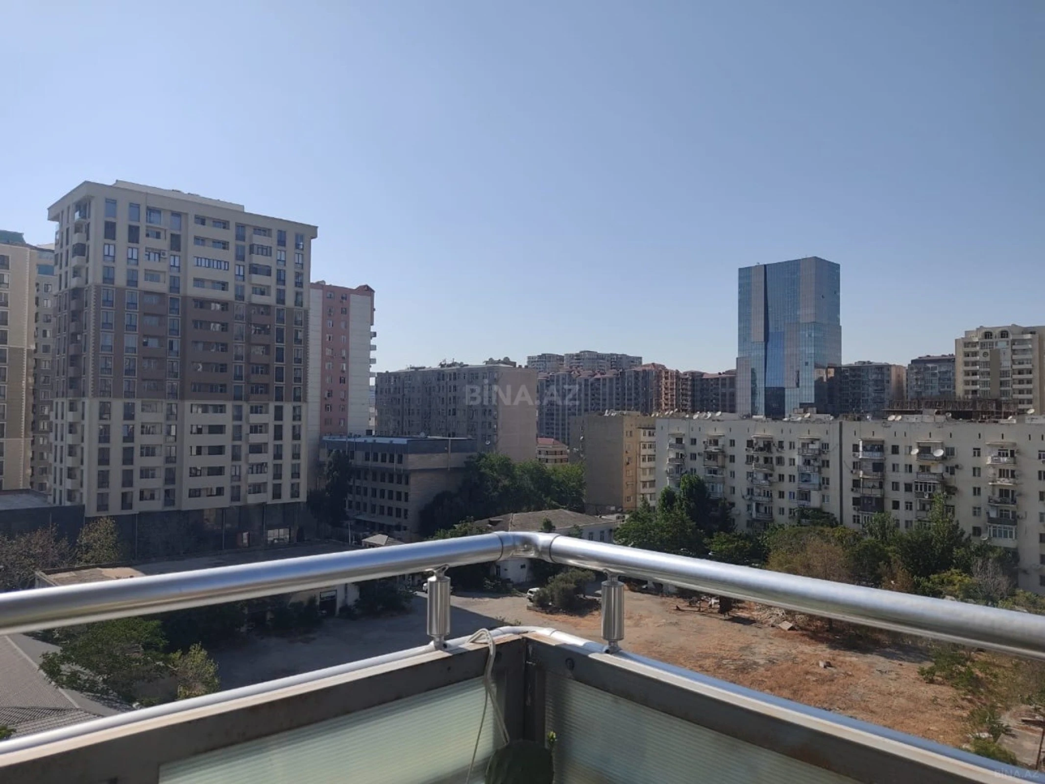 Satılır 4 otaqlı mənzil 183 m²