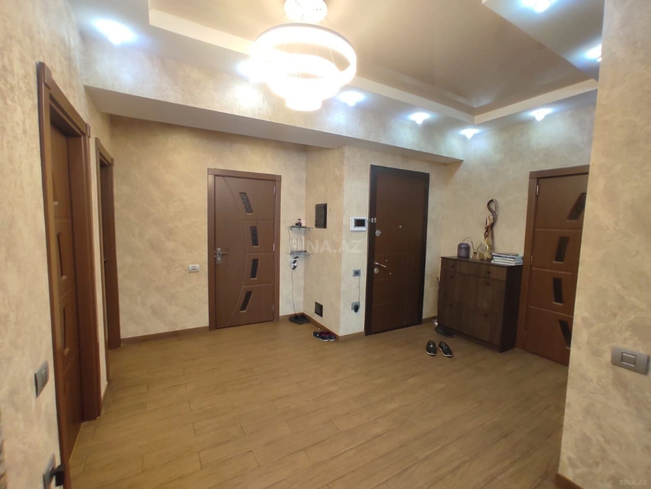 Satılır 4 otaqlı mənzil 183 m²