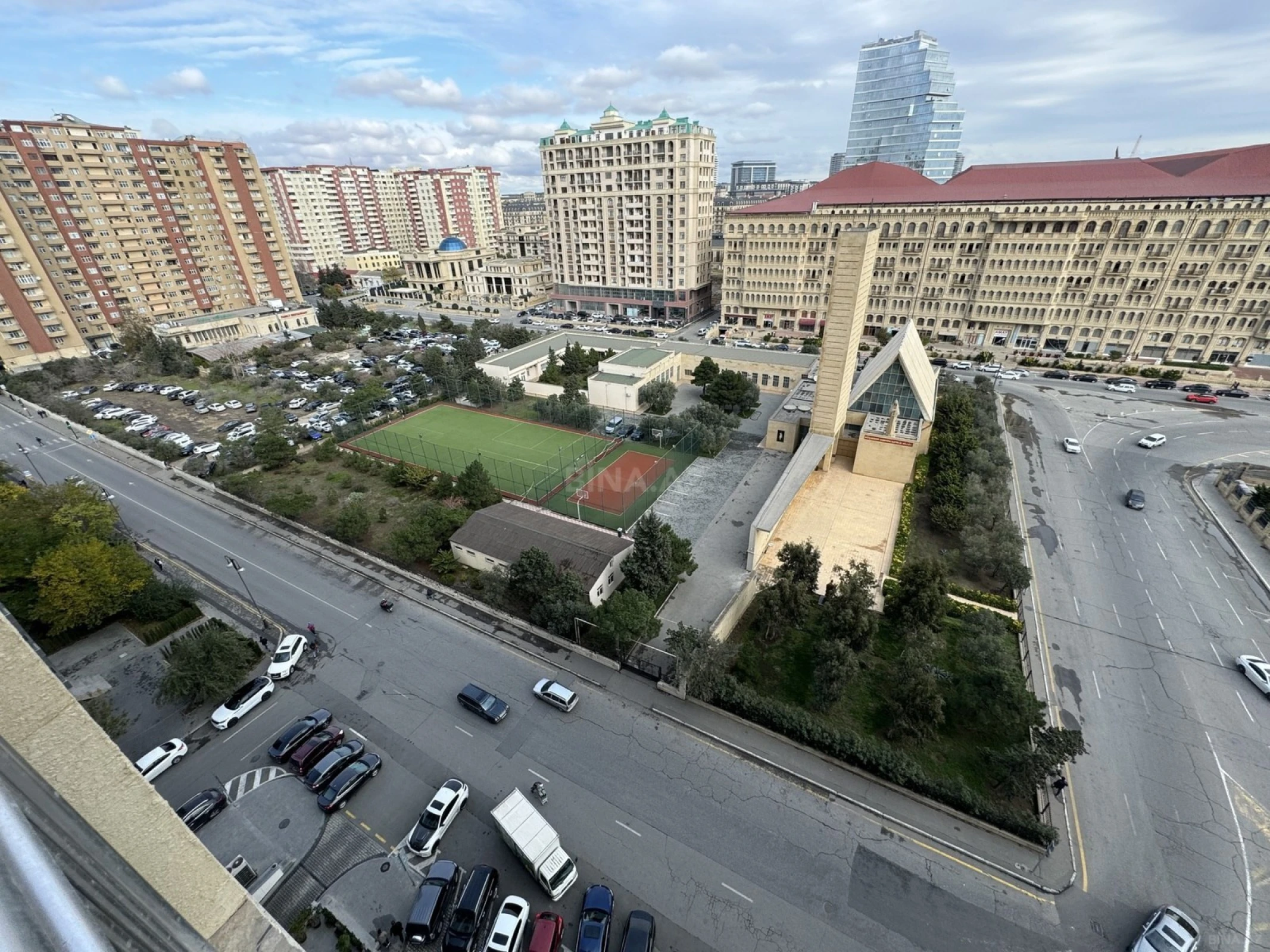 Satılır 4 otaqlı mənzil 183 m²