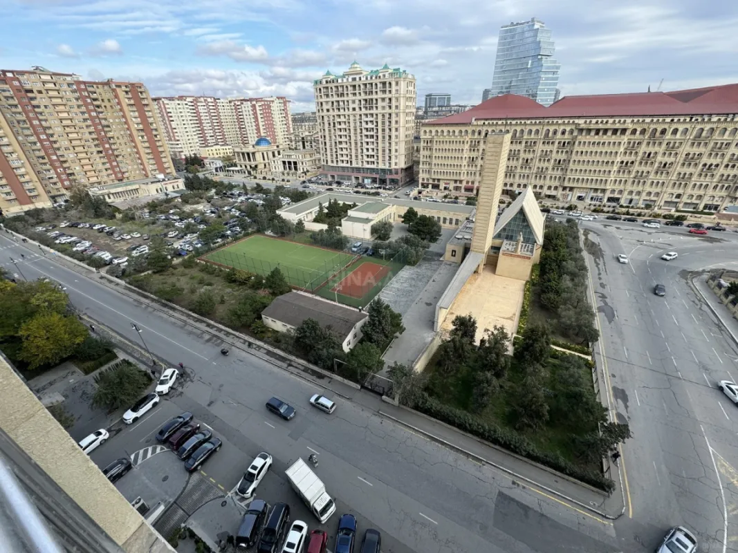 Satılır 4 otaqlı mənzil 183 m²