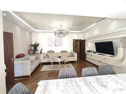 Satılır 4 otaqlı mənzil 183 m²