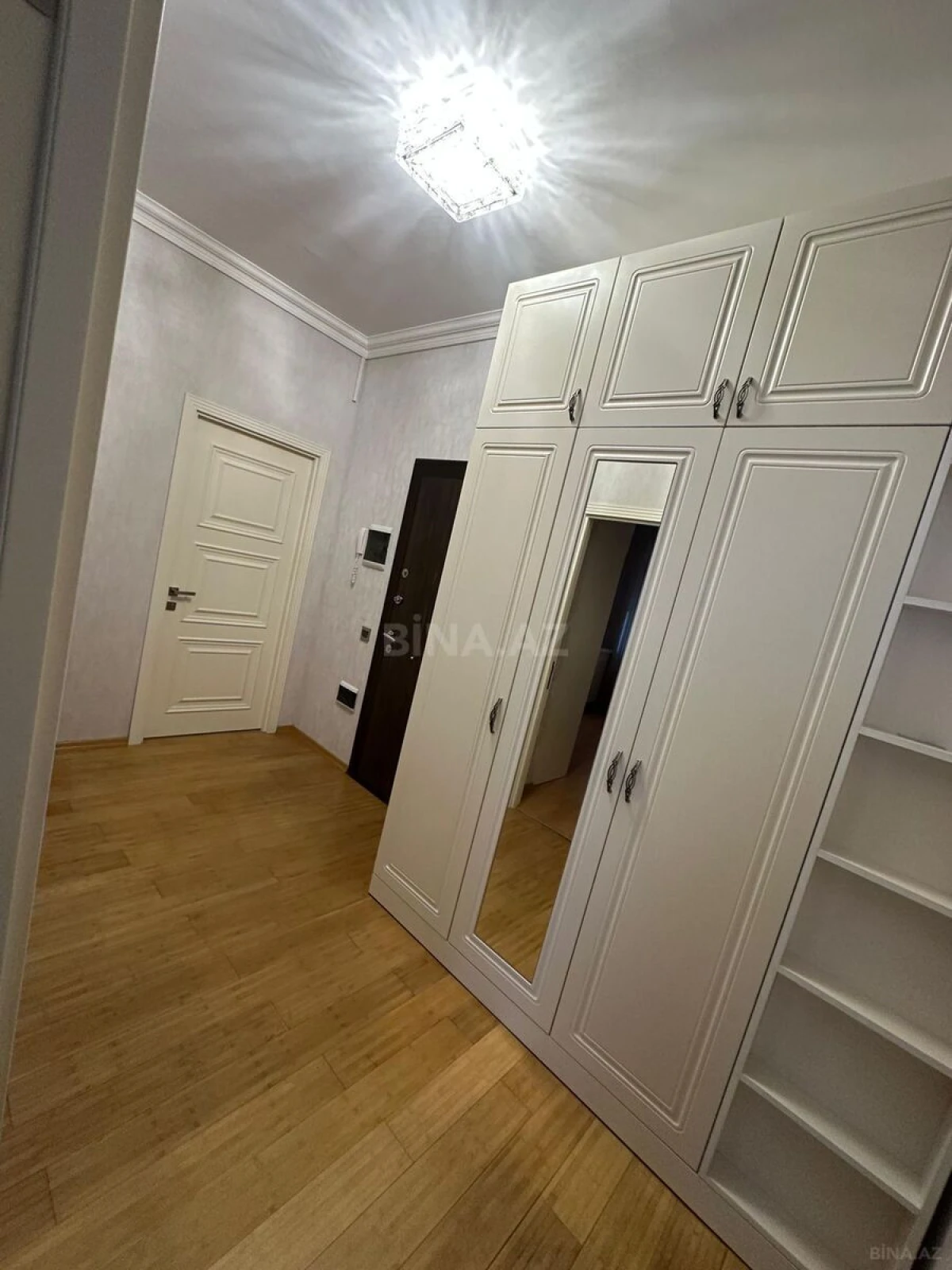 Satılır 2 otaqlı mənzil 77 m²