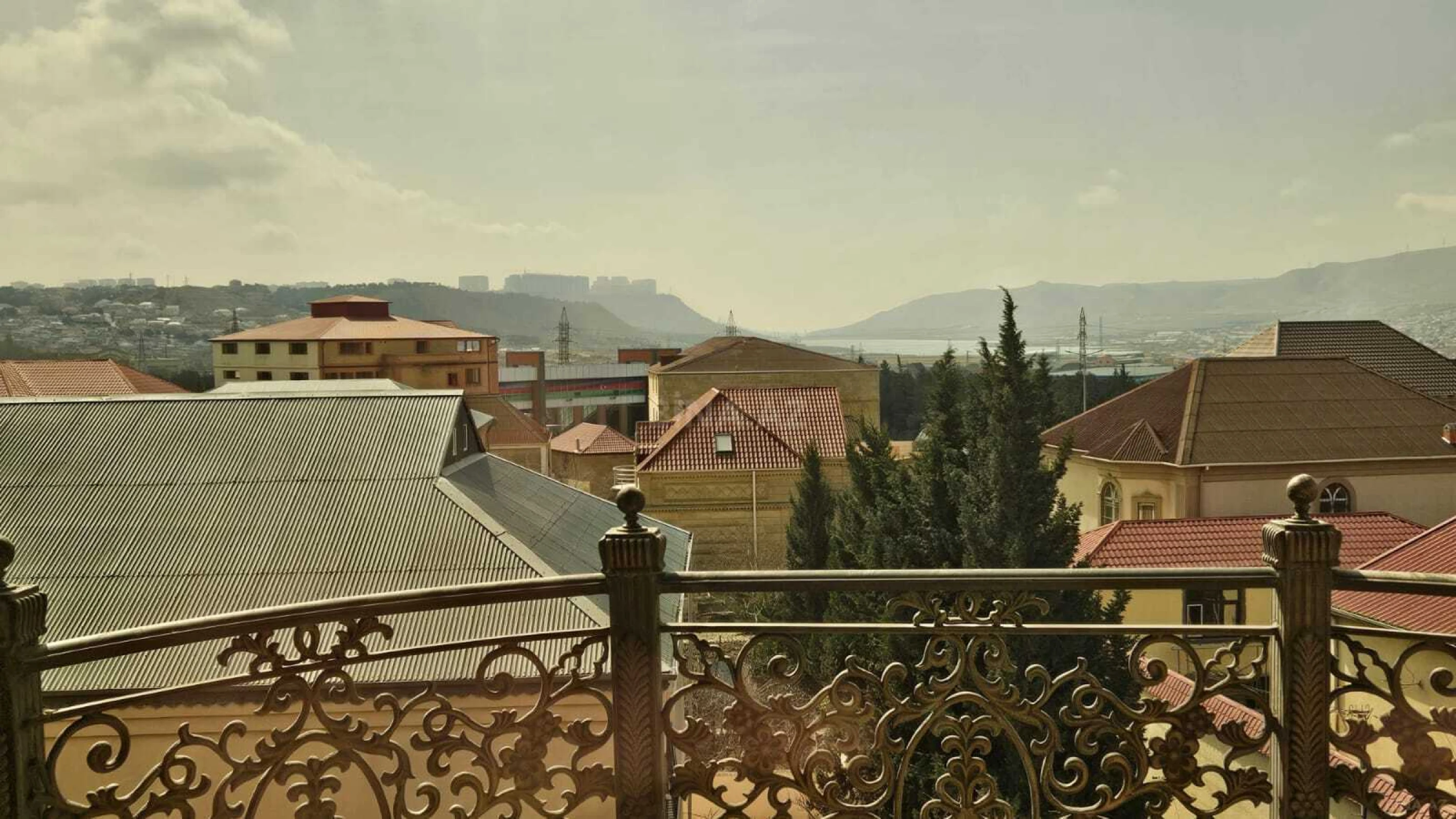 Satılır 10 otaqlı həyət evi 850 m²