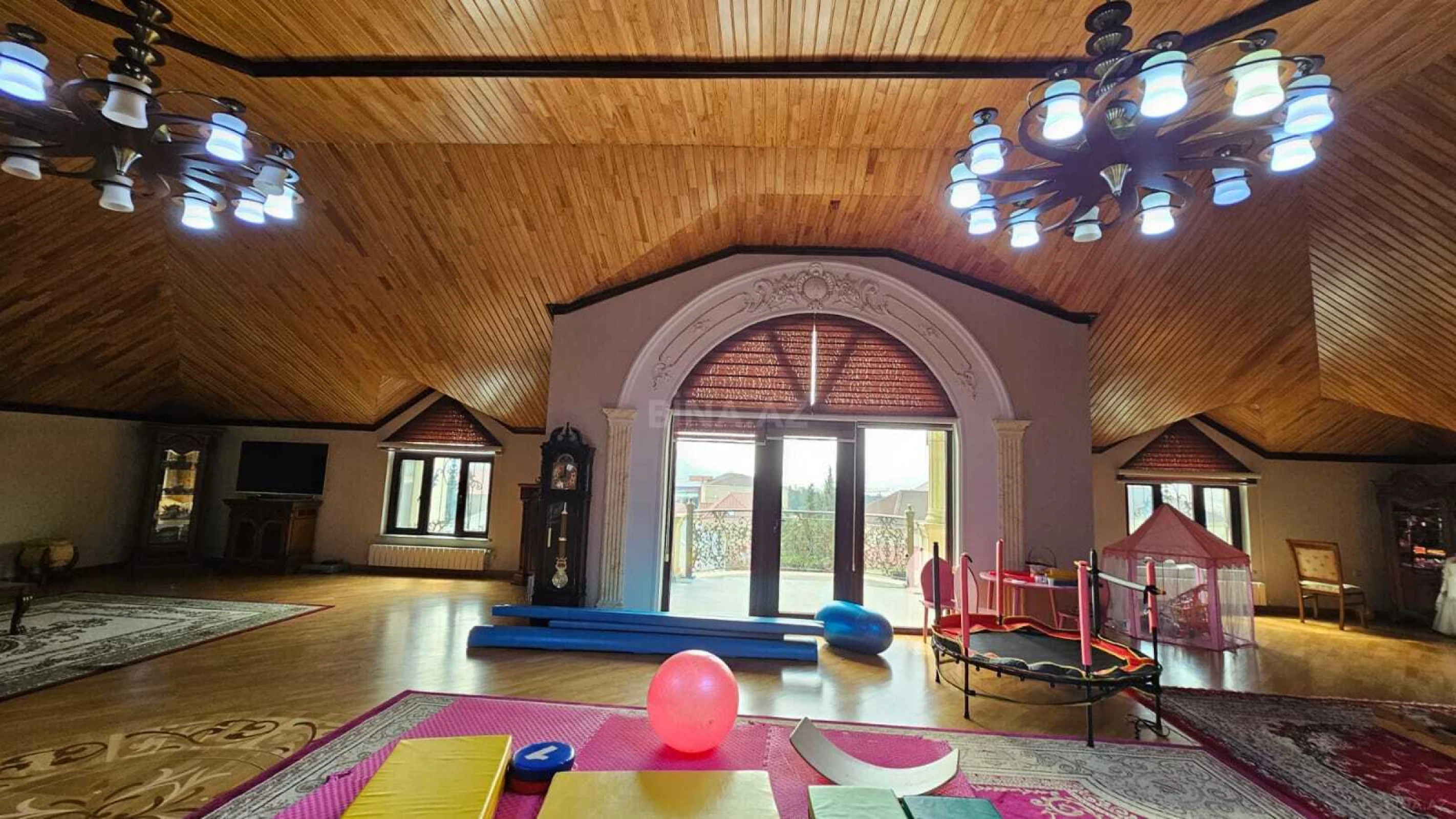 Satılır 10 otaqlı həyət evi 850 m²