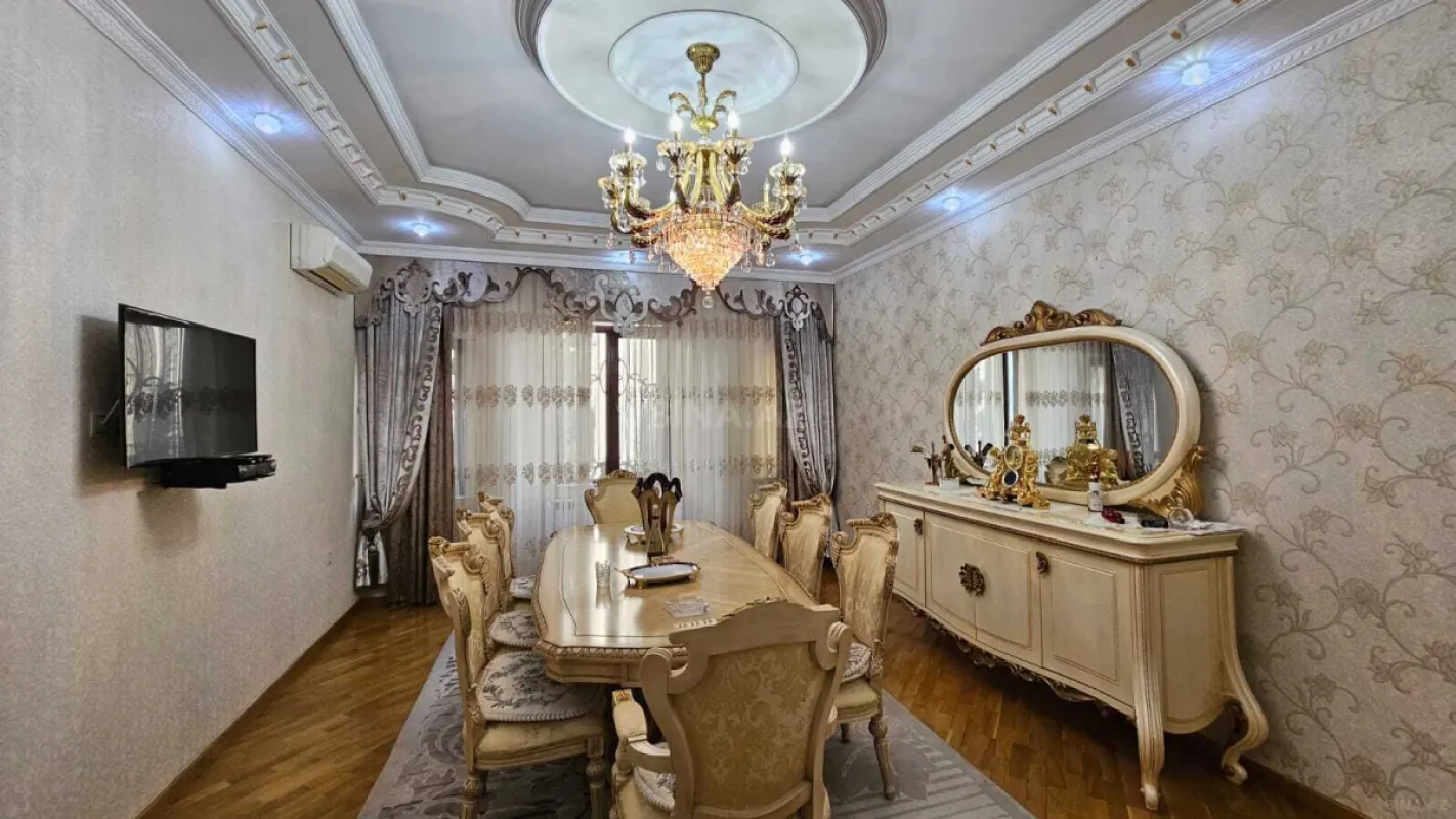 Satılır 10 otaqlı həyət evi 850 m²