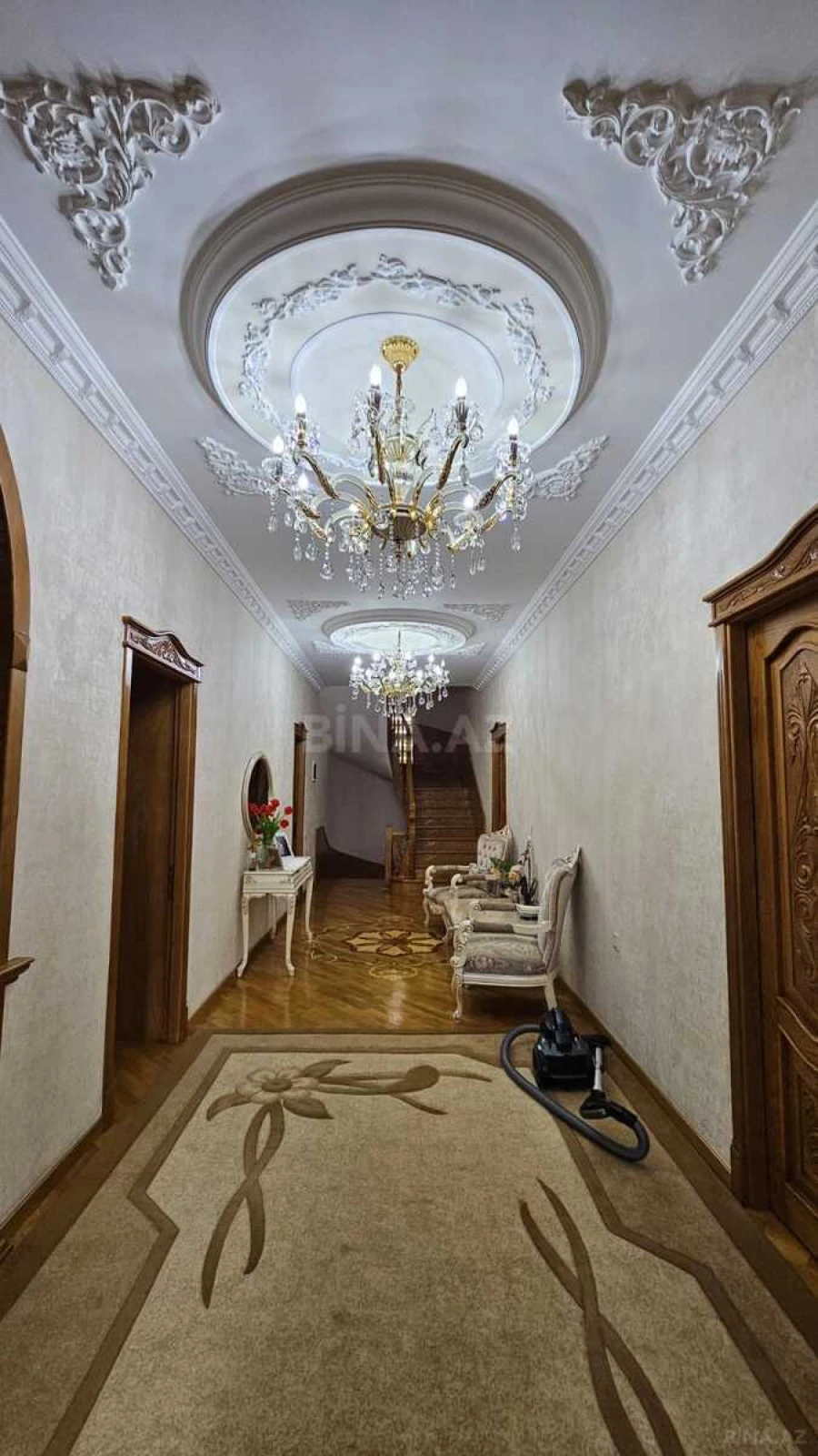 Satılır 10 otaqlı həyət evi 850 m²