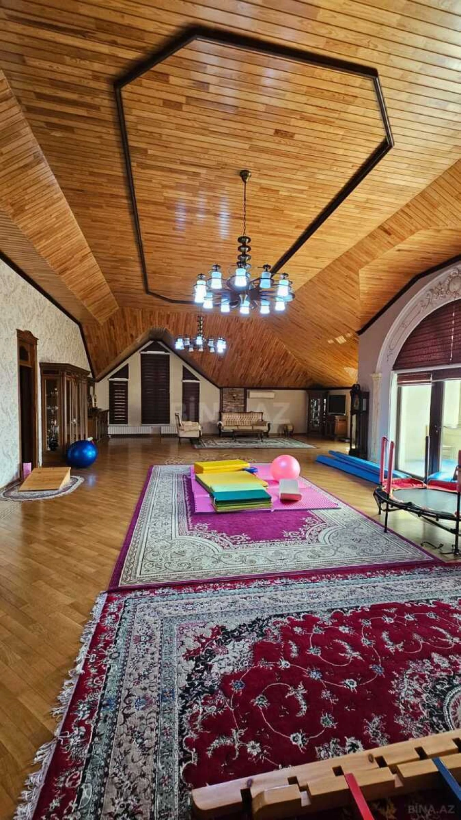 Satılır 10 otaqlı həyət evi 850 m²
