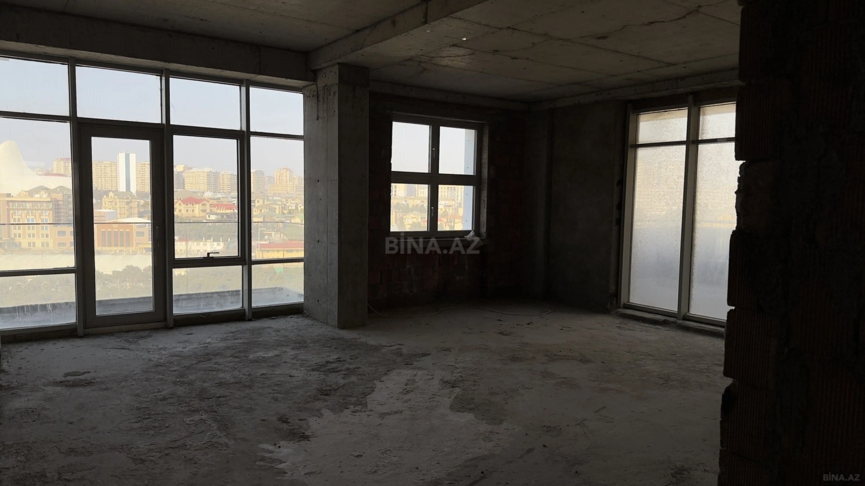 Satılır 3 otaqlı mənzil 173.8 m²