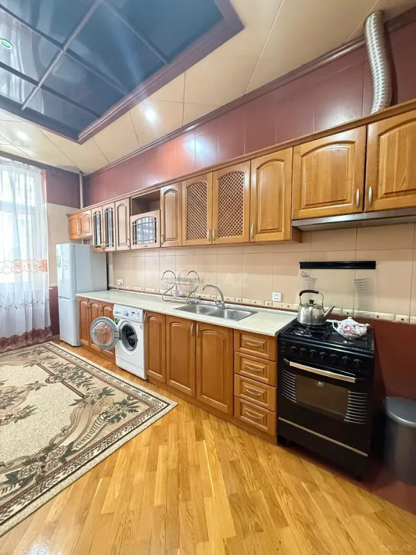 Kirayə verilir 3 otaqlı mənzil 145 m²