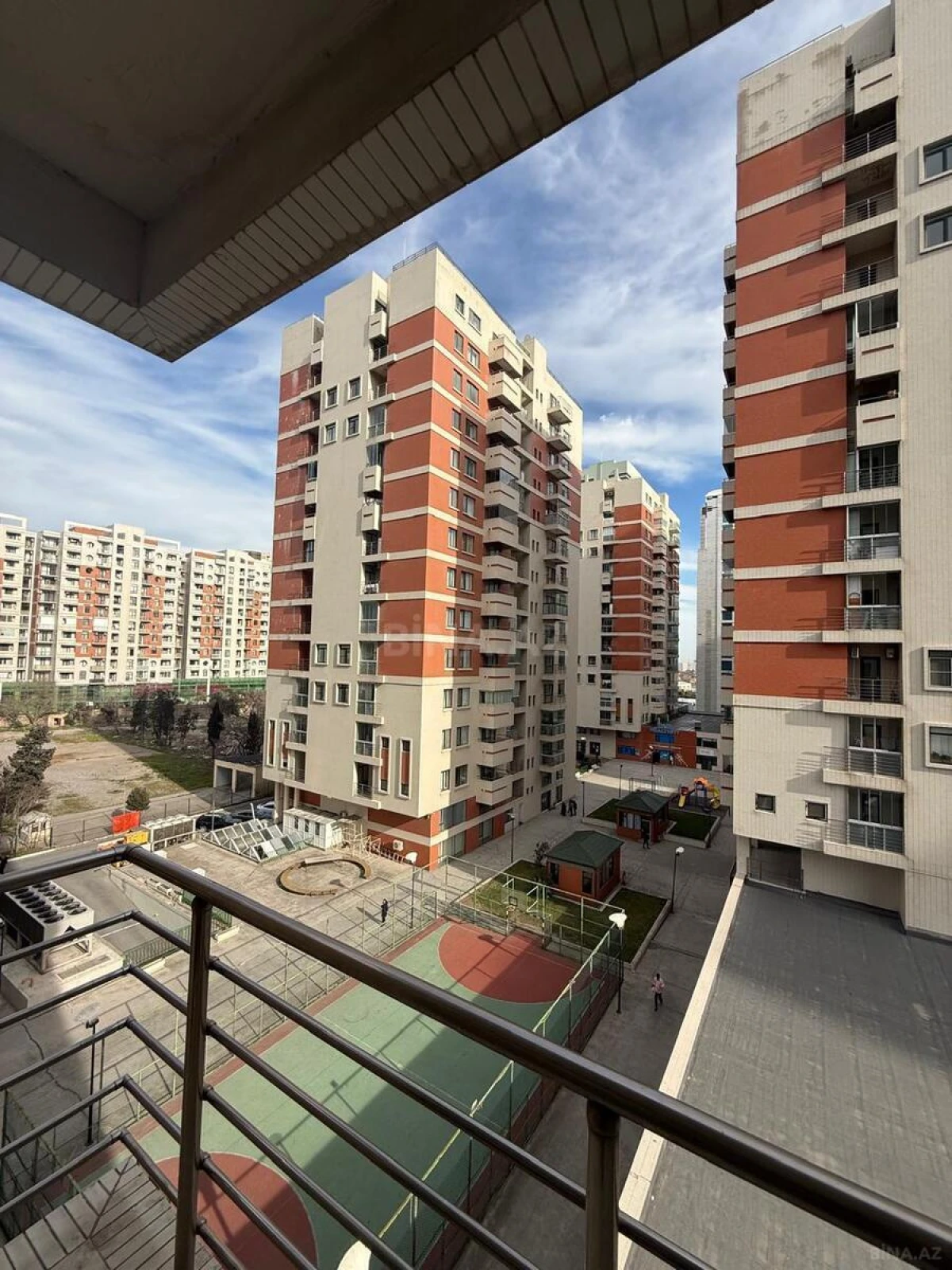 Kirayə verilir 3 otaqlı mənzil 145 m²