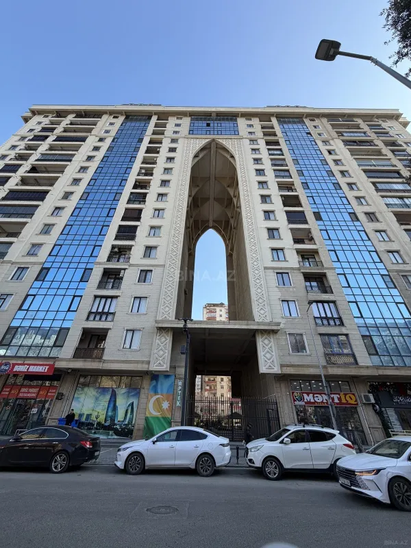 Satılır 6 otaqlı mənzil 323 m²