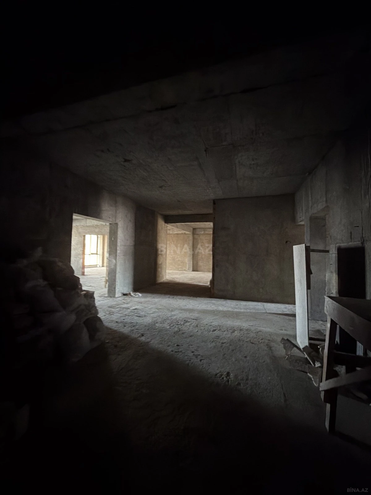 Satılır 6 otaqlı mənzil 323 m²