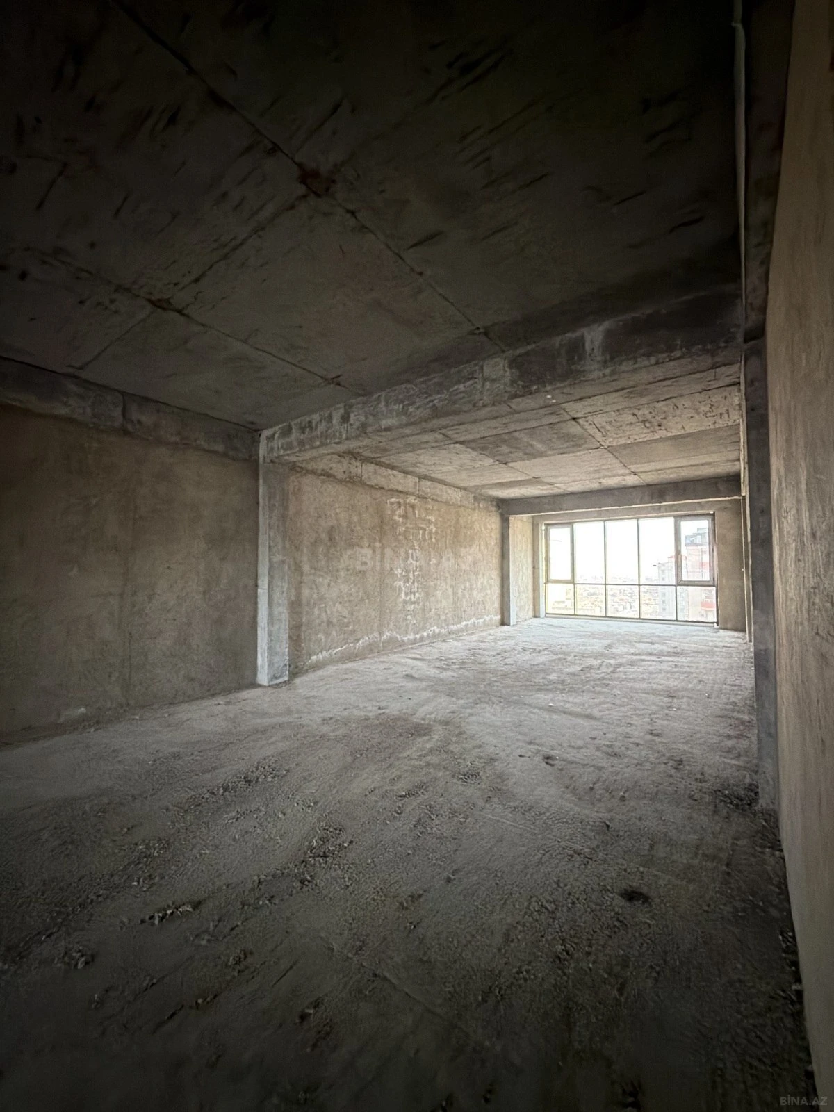 Satılır 6 otaqlı mənzil 323 m²