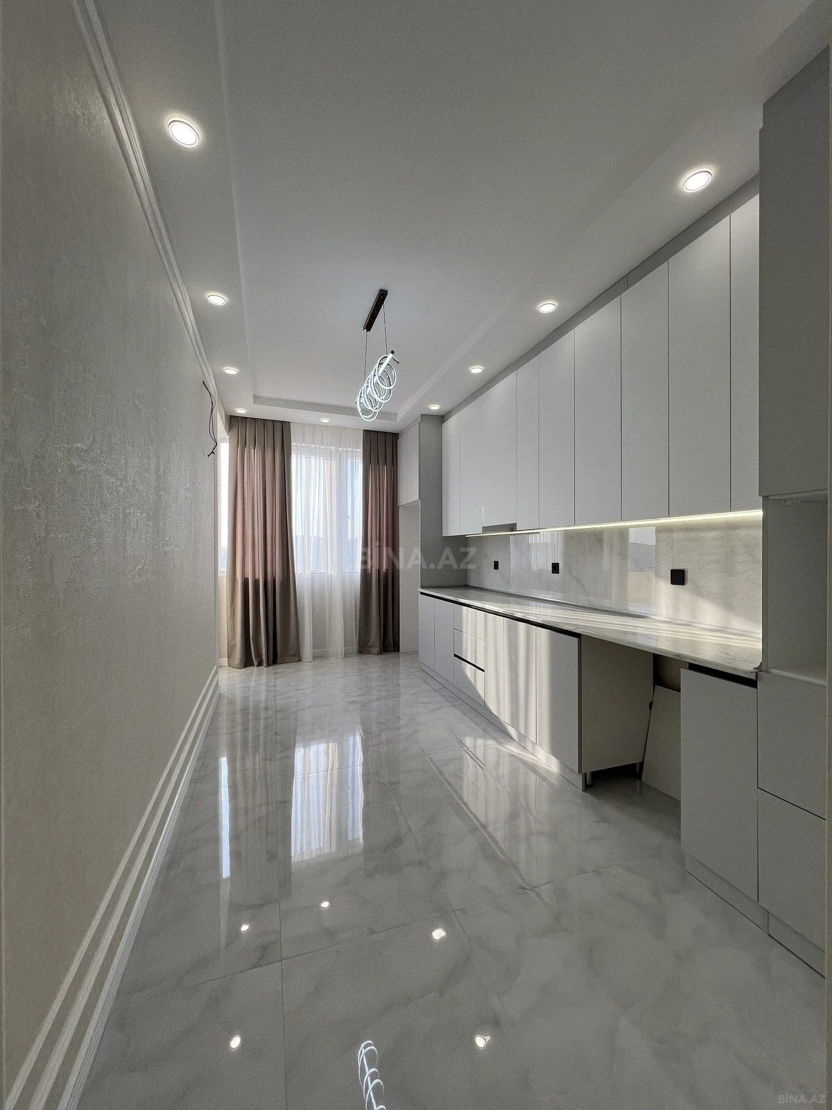 Satılır 3 otaqlı mənzil 135 m²