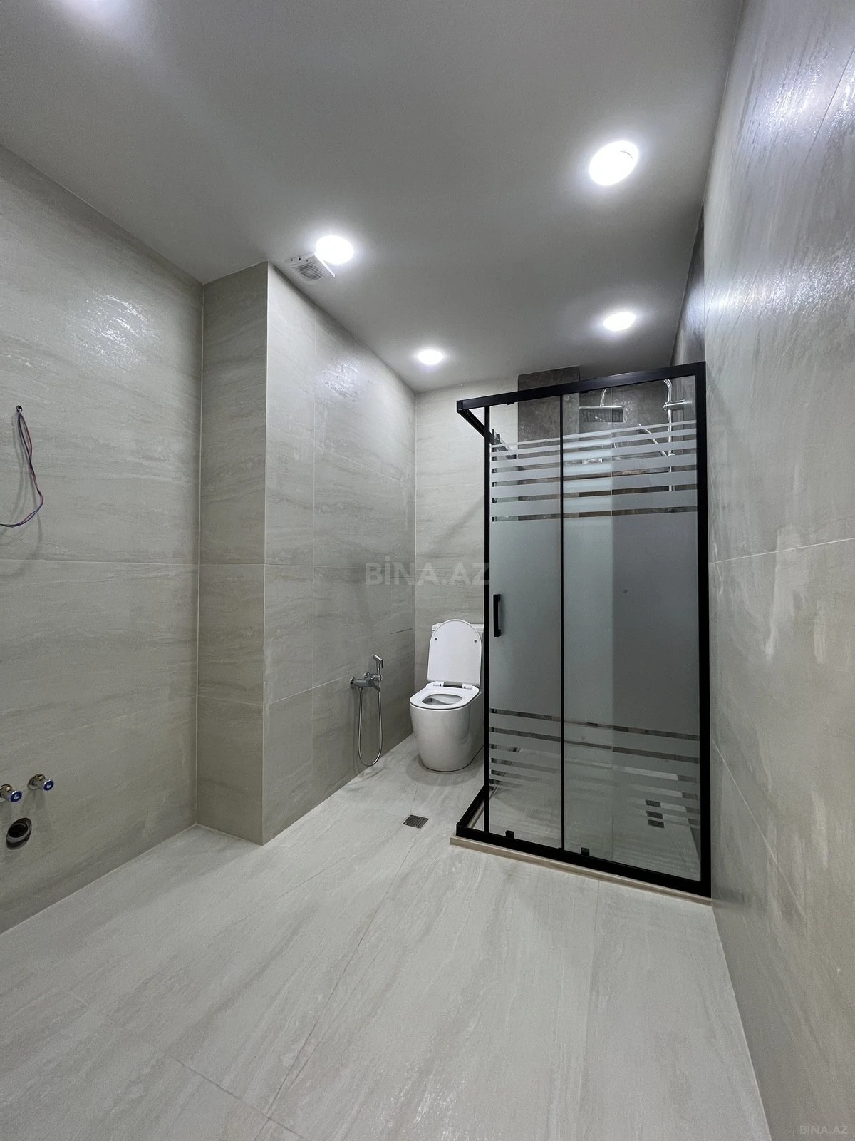 Satılır 3 otaqlı mənzil 135 m²