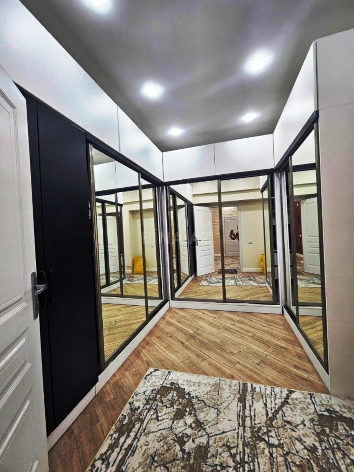 Satılır 3 otaqlı mənzil 141 m²