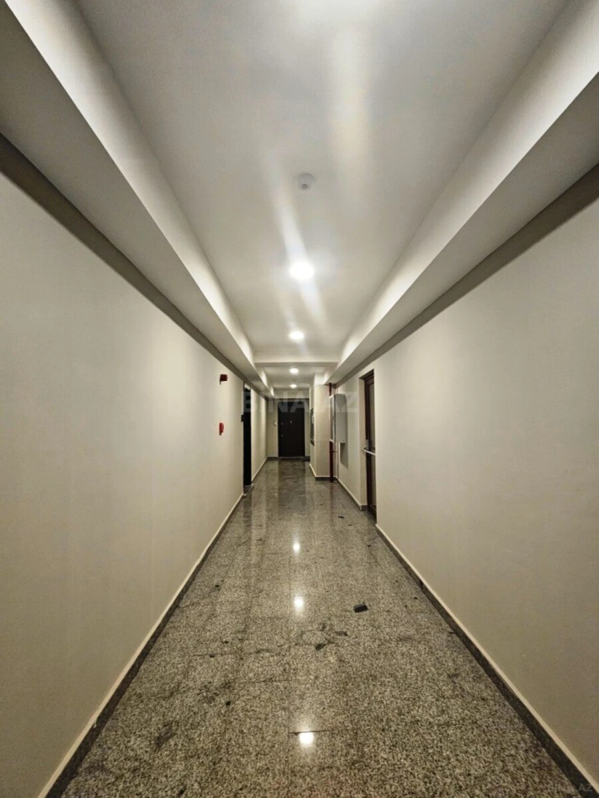 Satılır 3 otaqlı mənzil 141 m²