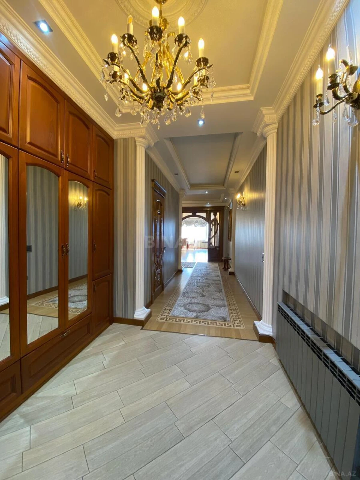 Satılır 4 otaqlı mənzil 225 m²