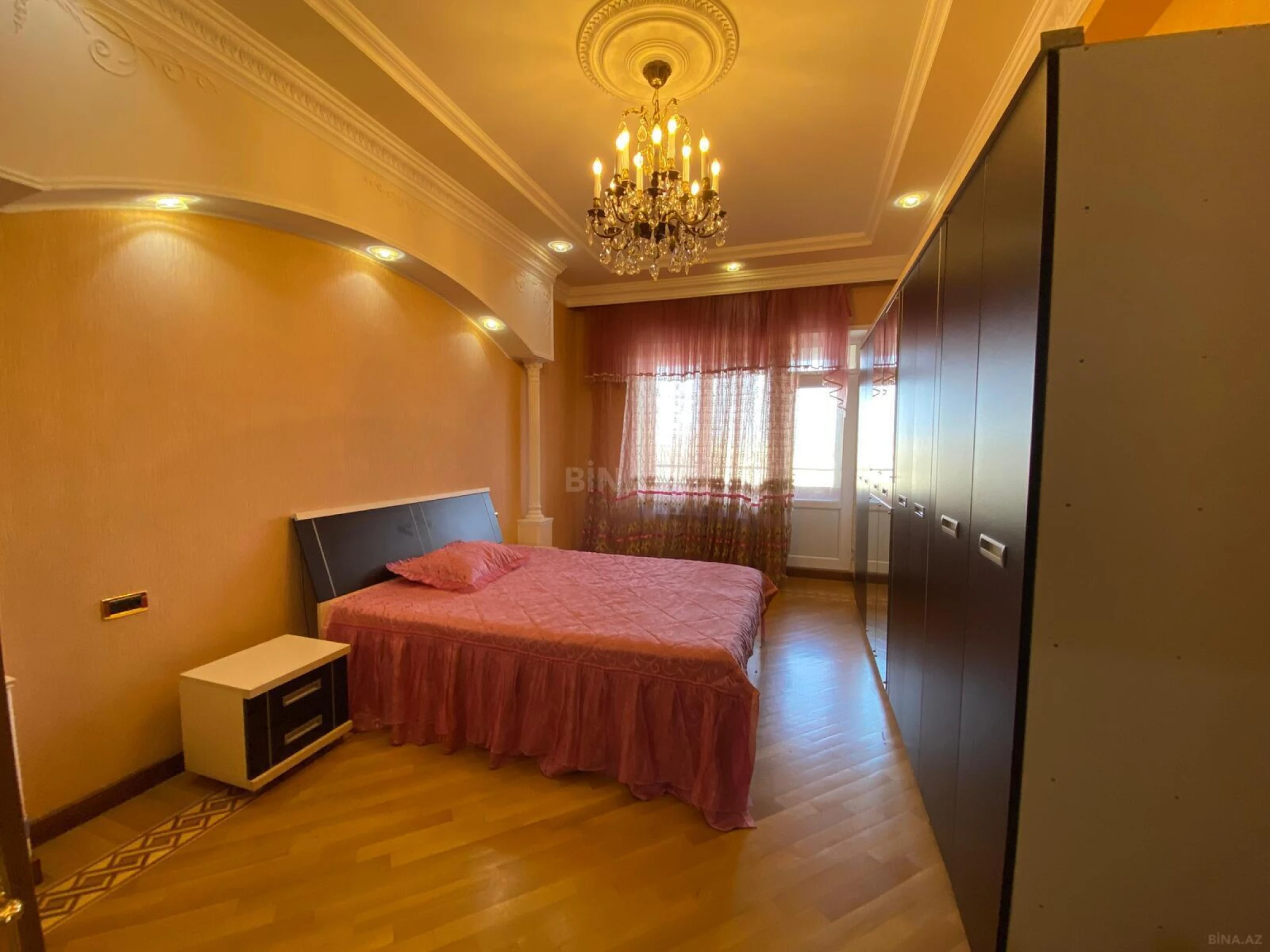 Satılır 4 otaqlı mənzil 225 m²