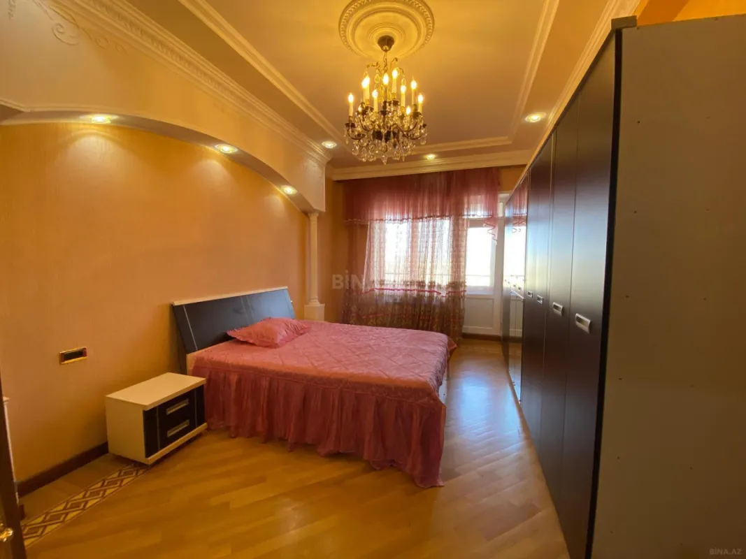 Satılır 4 otaqlı mənzil 225 m²