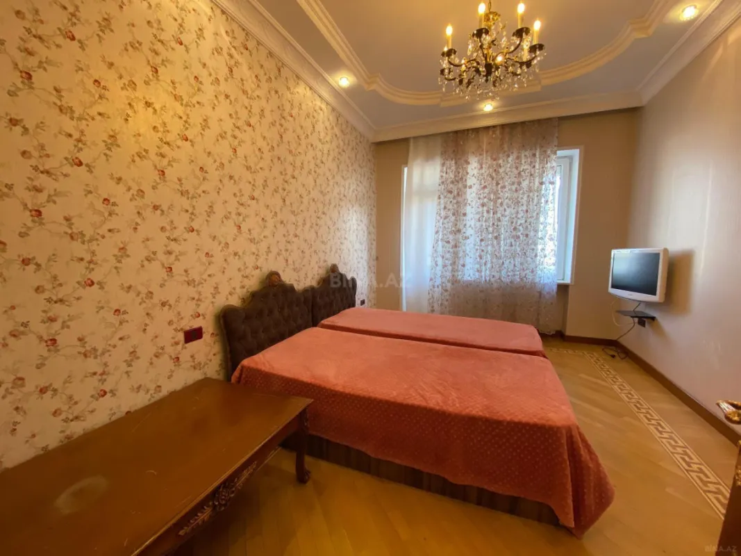 Satılır 4 otaqlı mənzil 225 m²