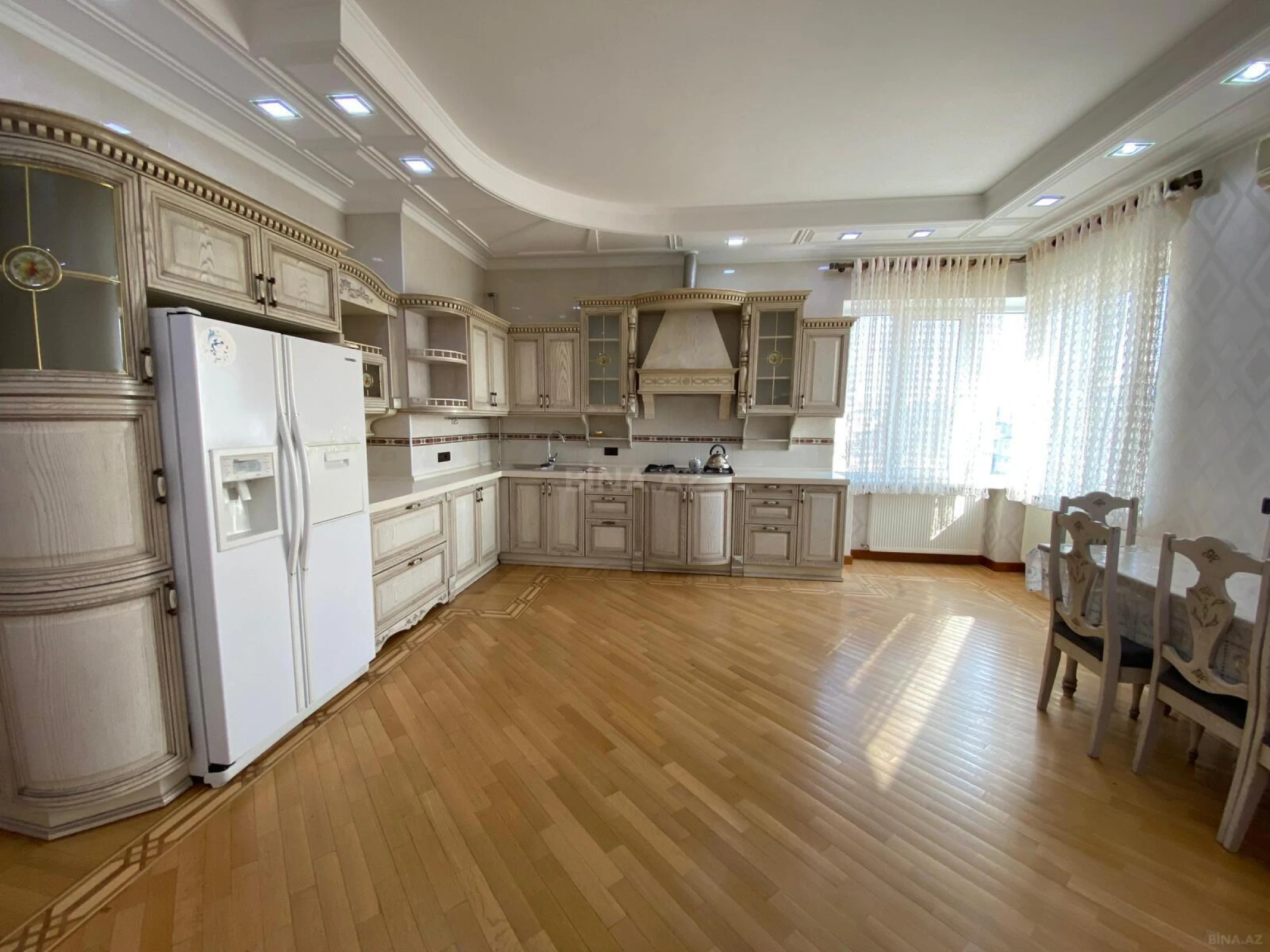Satılır 4 otaqlı mənzil 225 m²