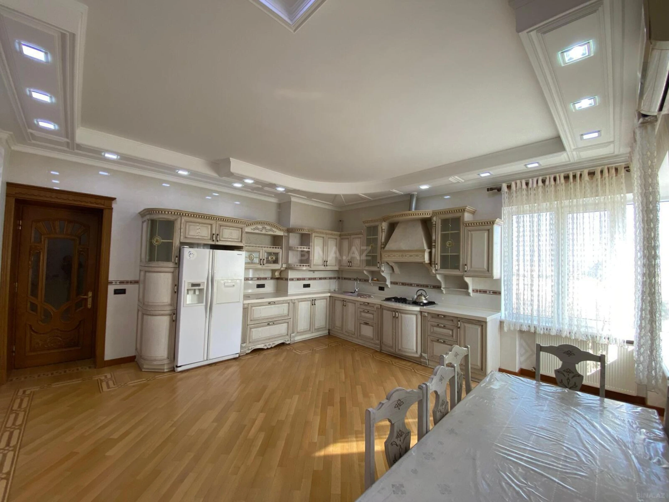 Satılır 4 otaqlı mənzil 225 m²