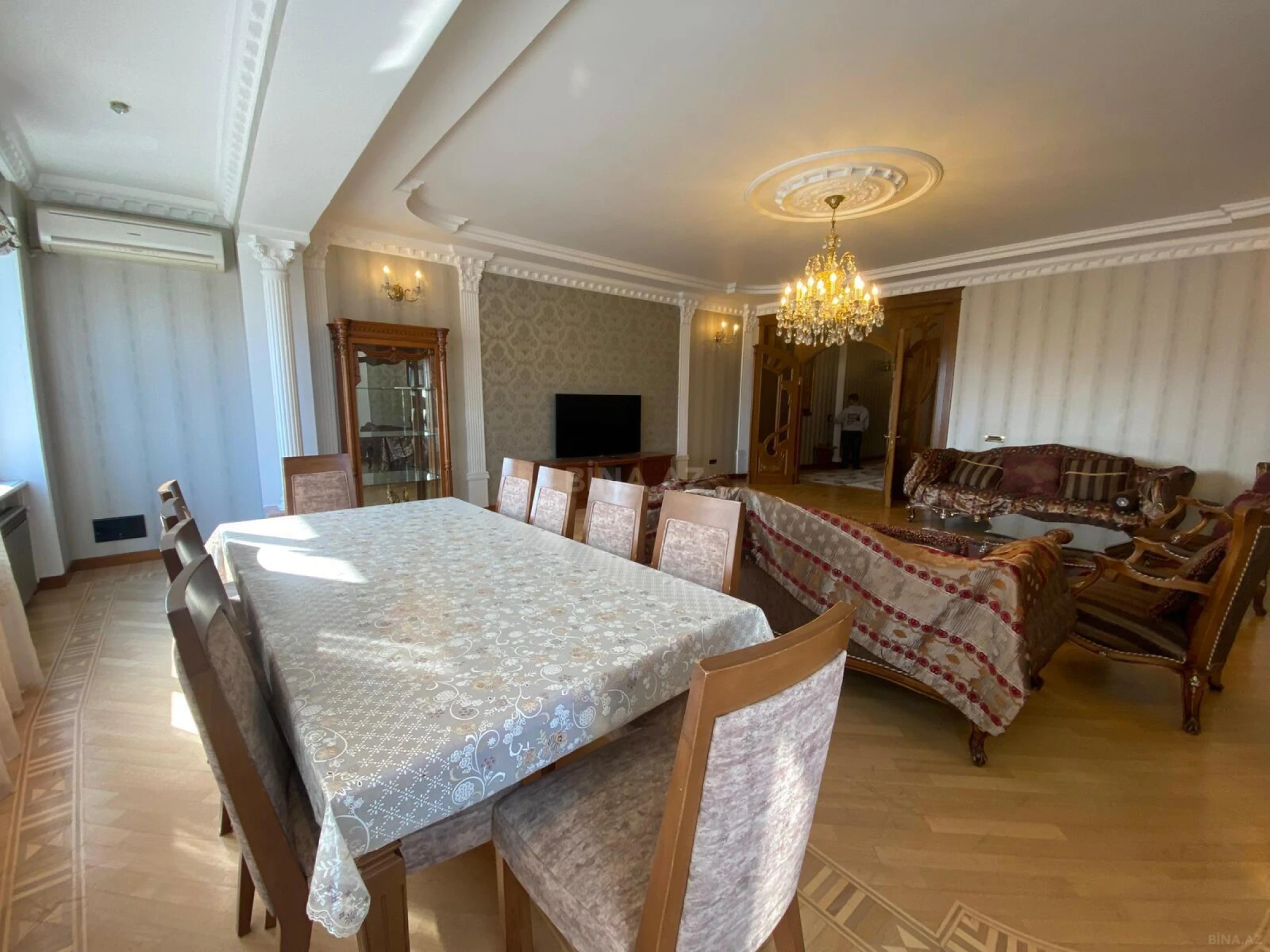 Satılır 4 otaqlı mənzil 225 m²