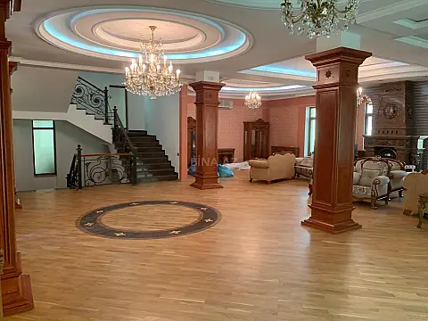 Satılır 10 otaqlı həyət evi 450 m²