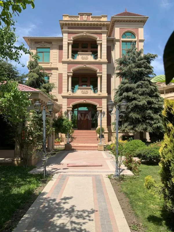 Satılır 10 otaqlı həyət evi 450 m²