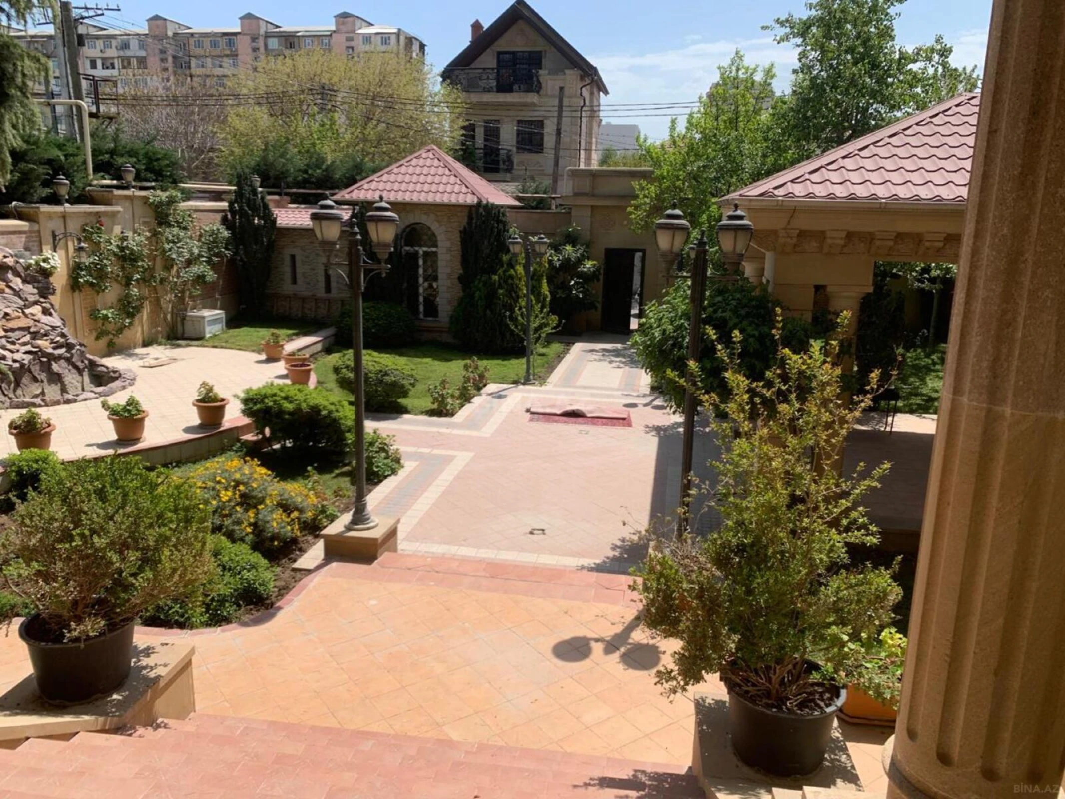 Satılır 10 otaqlı həyət evi 450 m²