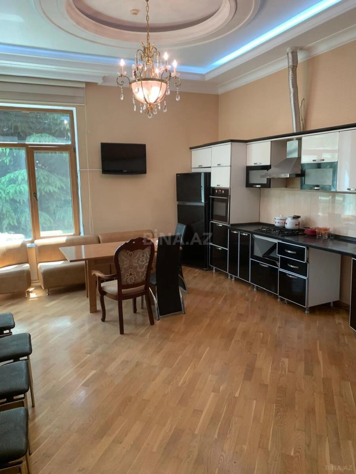 Satılır 10 otaqlı həyət evi 450 m²