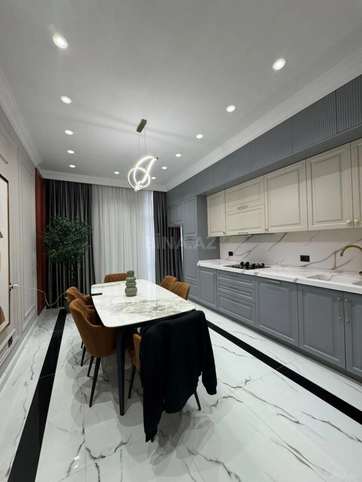 Satılır 4 otaqlı mənzil 208 m²