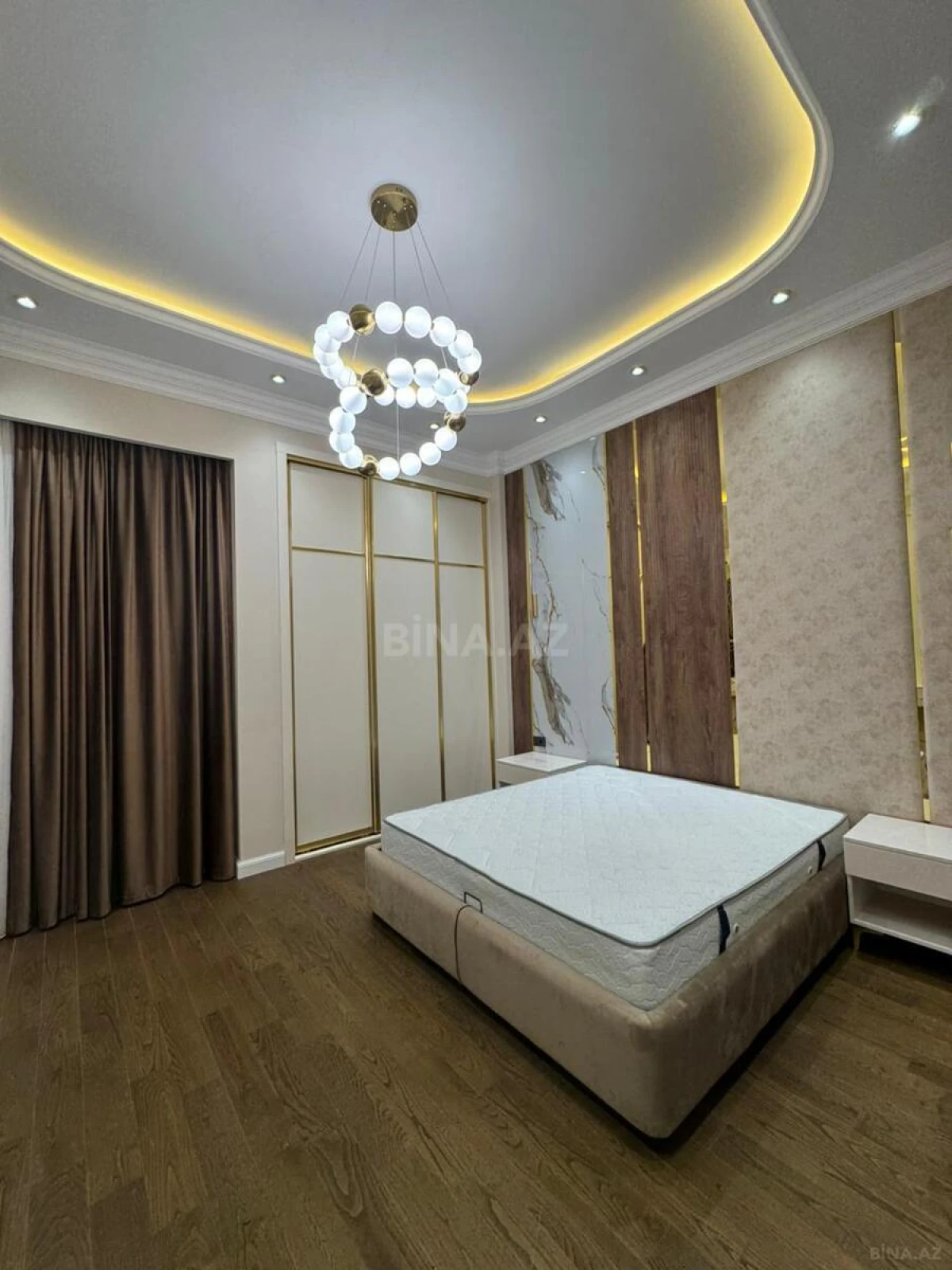 Satılır 4 otaqlı mənzil 208 m²