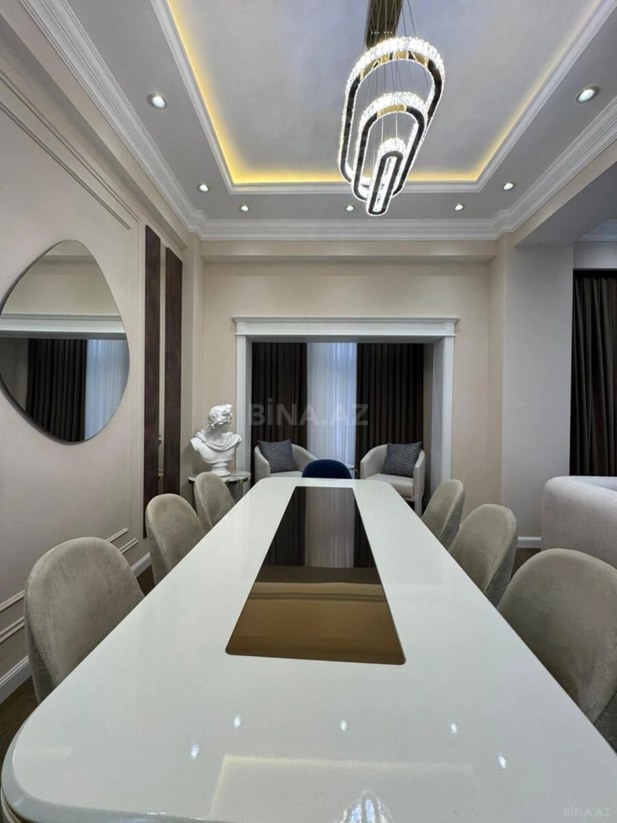 Satılır 4 otaqlı mənzil 208 m²