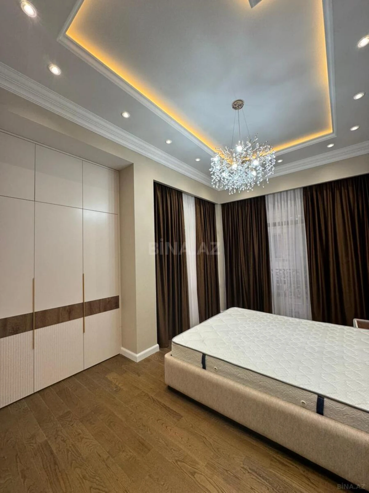 Satılır 4 otaqlı mənzil 208 m²