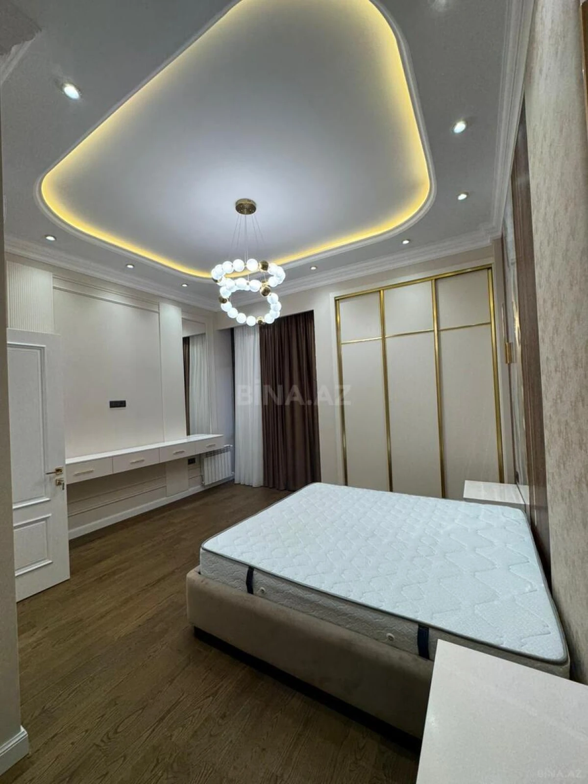 Satılır 4 otaqlı mənzil 208 m²