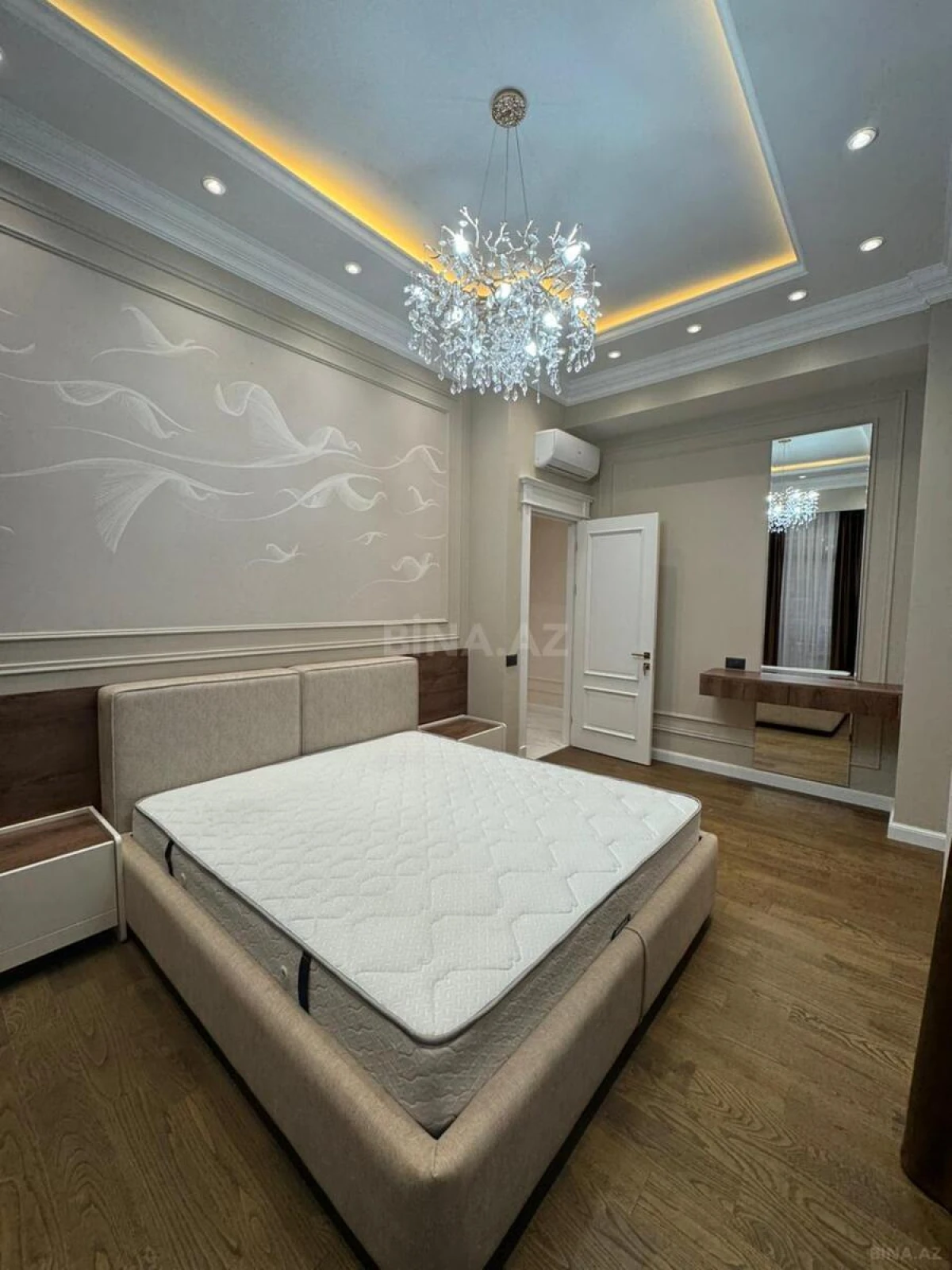 Satılır 4 otaqlı mənzil 208 m²